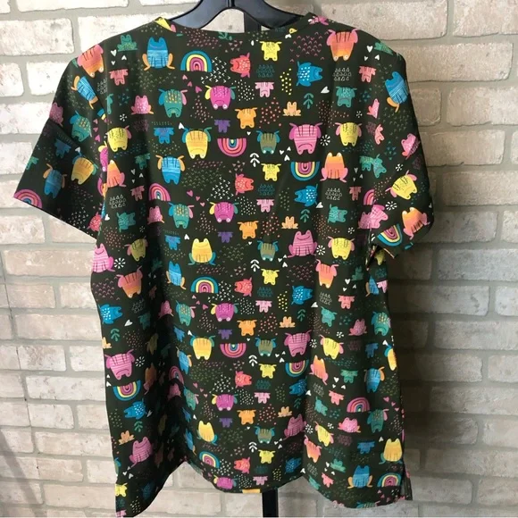 NWT Zoe + Chloe Army Green Frog and Rainbow pattern short sleeve scrub top - Picture 8 of 15